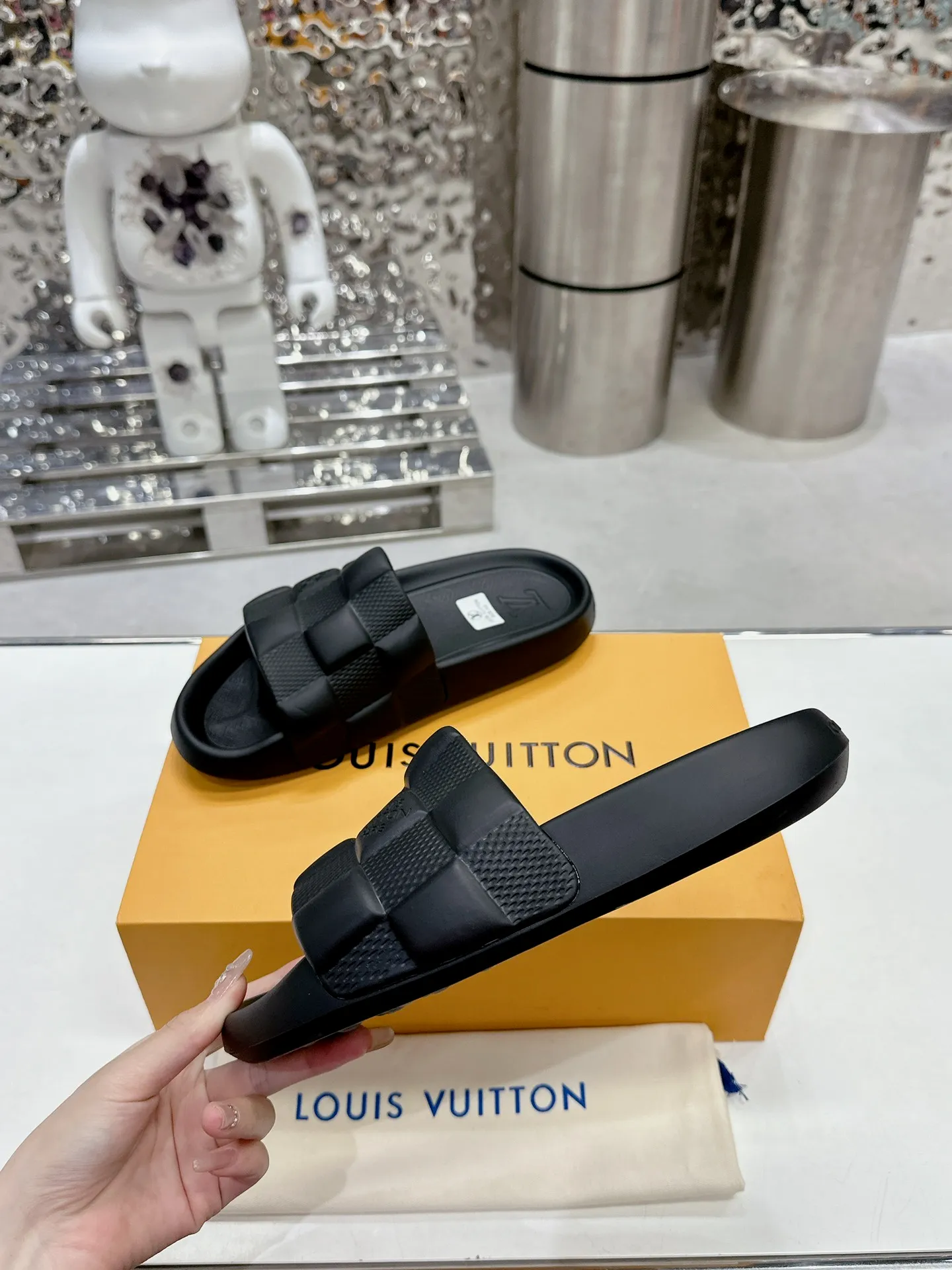 [L Home] P: 280💰 ▪️Shoe size: Women's 35-40 Men's 38-46▪️Packaging: Counter top quality~original packaging 𝟐𝟎𝟐5 Louis Vuitton counter's new embossed slippers, lv monogram embossed slippers, Waterfront sandals are back with a new look, and the upper buckle is embossed with lv's iconic Monogram pattern. Made of waterproof rubber with a comfortable and resilient insole. The lightweight, flexible outsole is embossed with the Louis Vuitton logo. ▪️Fabric: Original molded rubber foam surface ▪️Technology: embossed logo ▪️Sole: Original molded rubber foam outsole ▪️Sole thickness: 3CM.